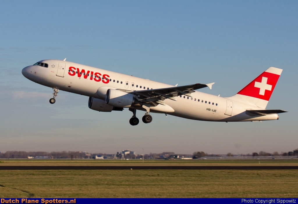 HB-IJE Airbus A320 Swiss International Air Lines by Sippowitz