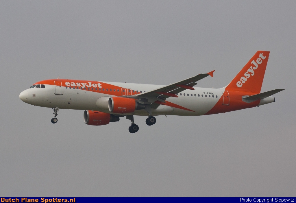 G-EZUS Airbus A320 easyJet by Sippowitz