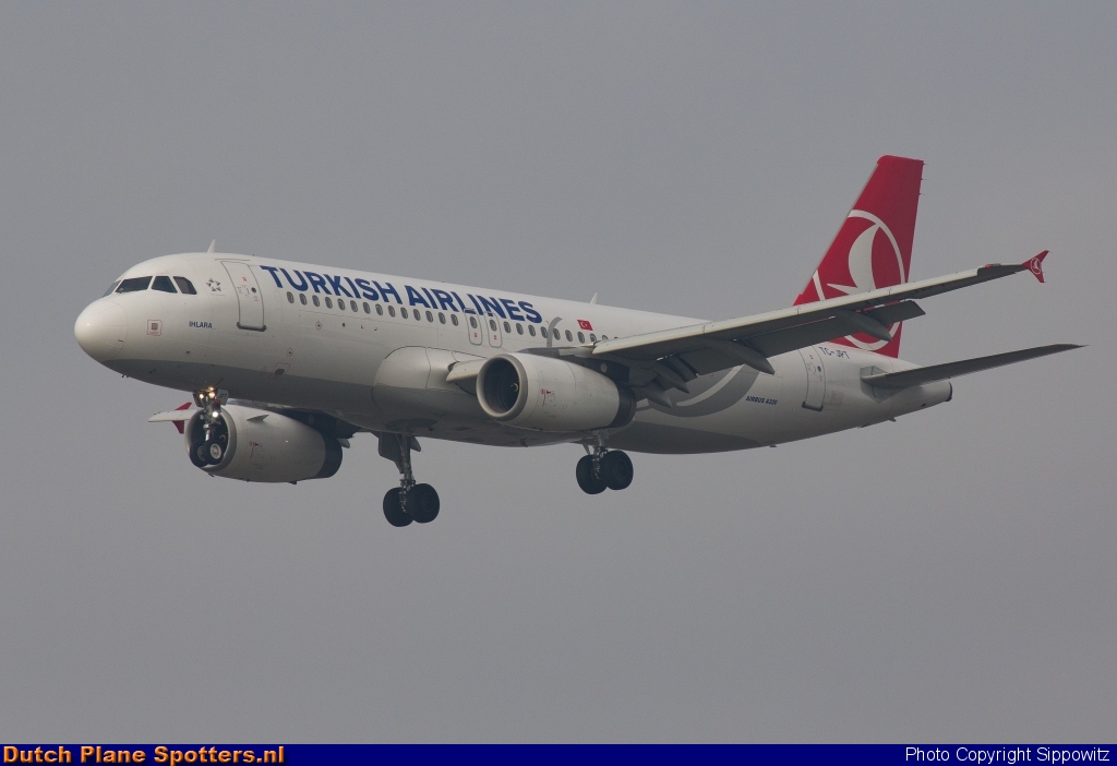 TC-JPT Airbus A320 Turkish Airlines by Sippowitz