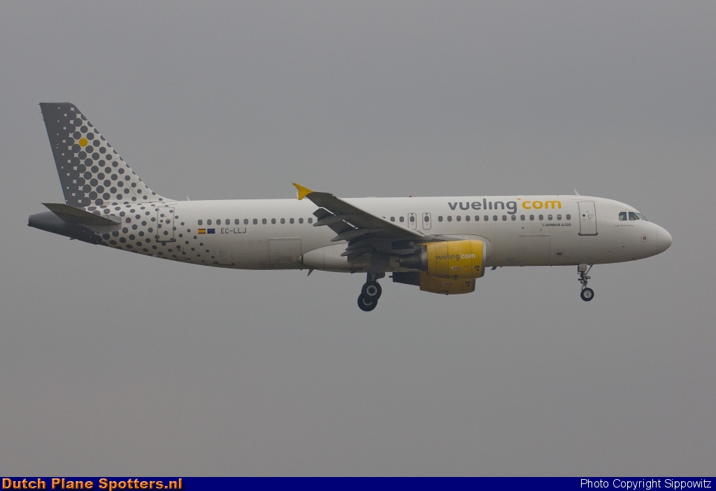 EC-LLJ Airbus A320 Vueling.com by Sippowitz