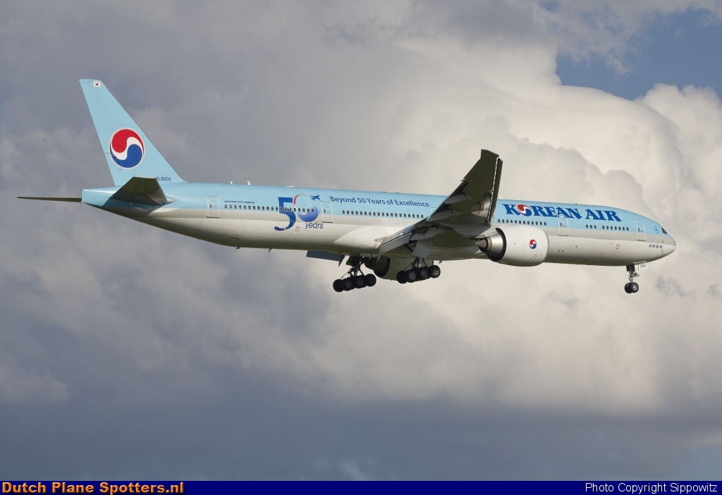 HL8009 Boeing 777-300 Korean Air by Sippowitz