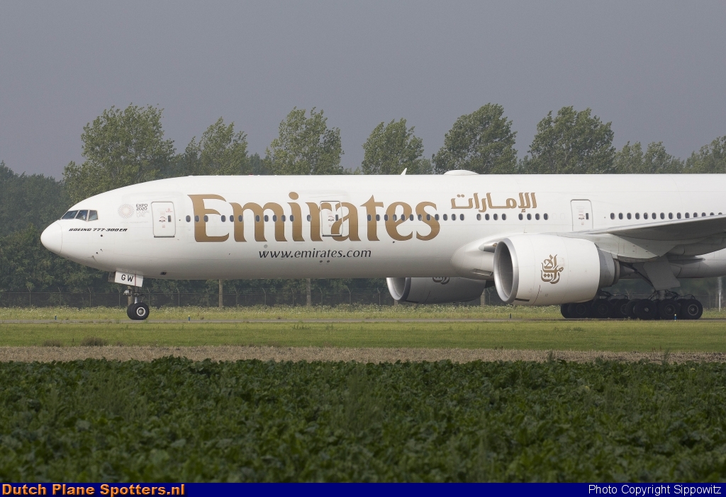 A6-EGW Boeing 777-300 Emirates by Sippowitz