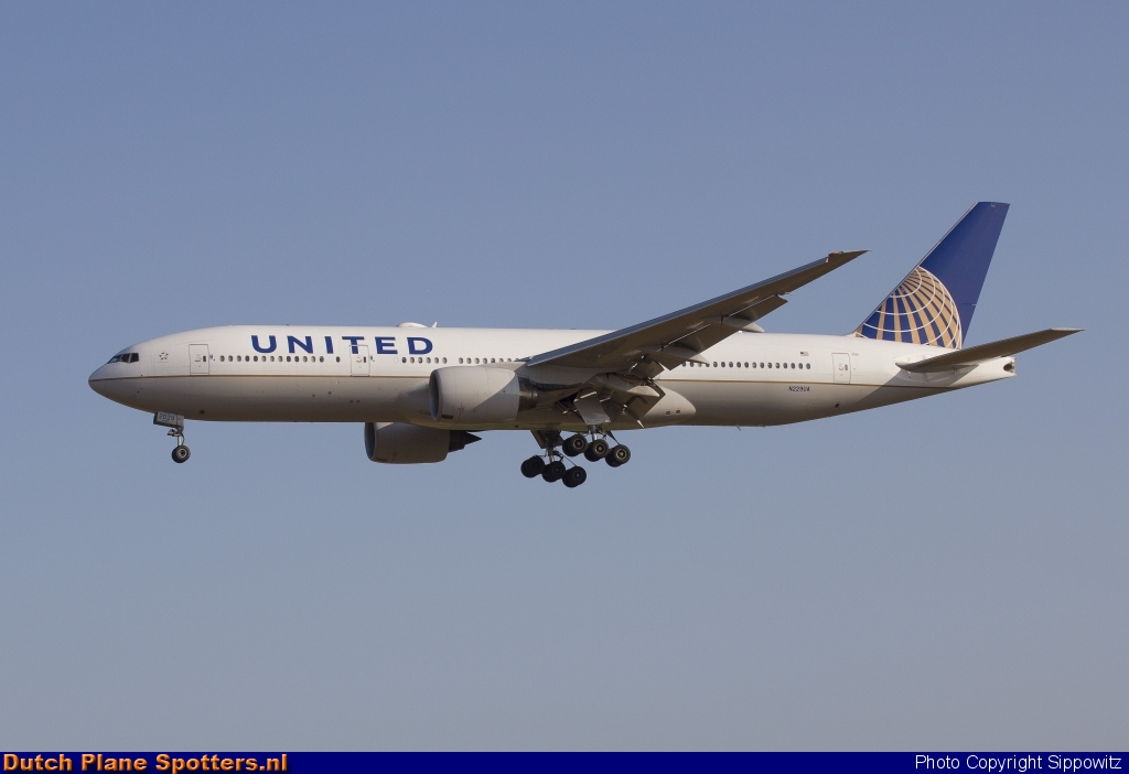 N229UA Boeing 777-200 United Airlines by Sippowitz