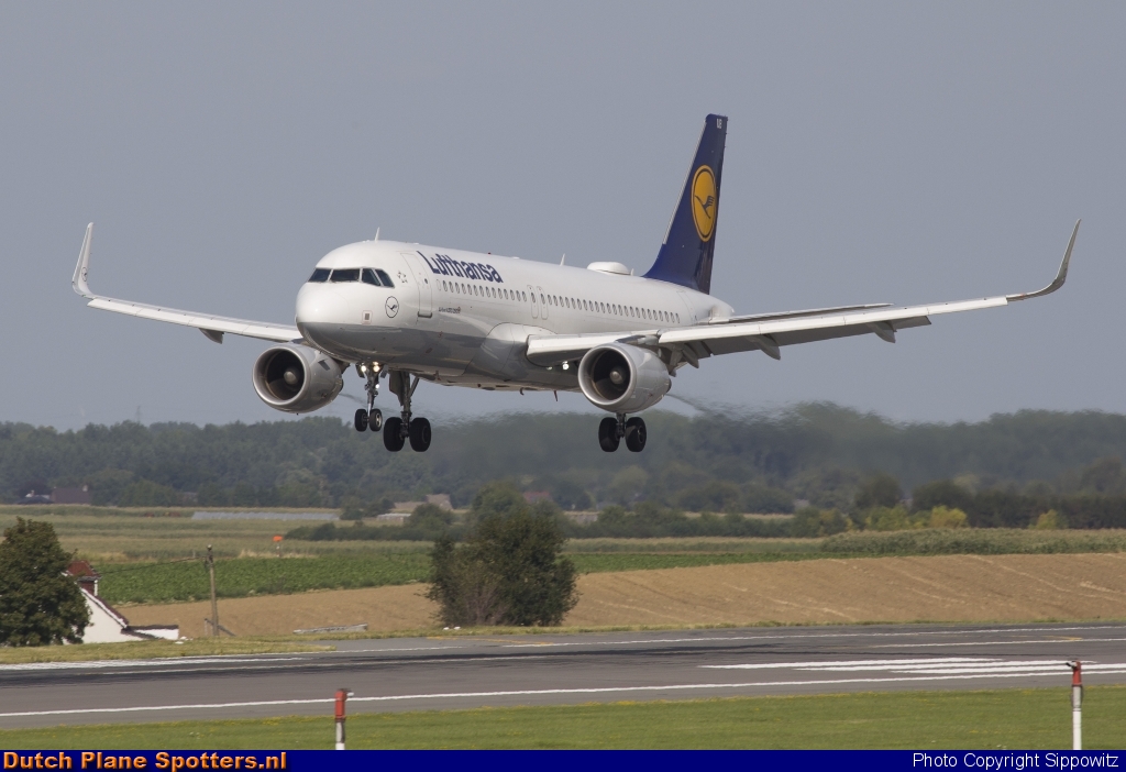 D-AIUB Airbus A320 Lufthansa by Sippowitz
