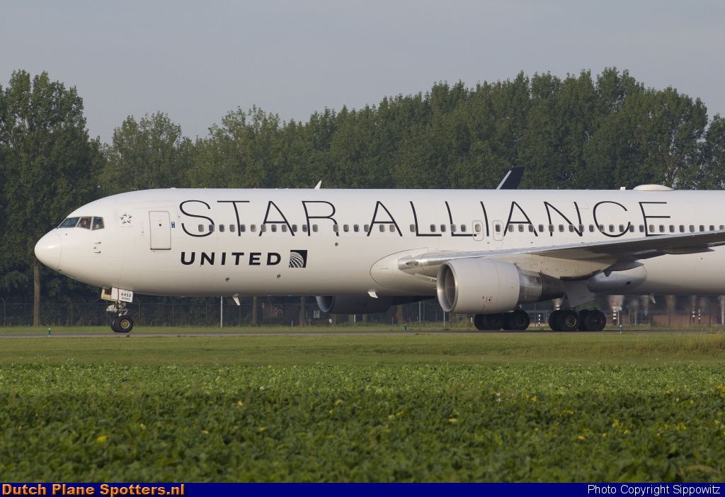 N653UA Boeing 767-300 United Airlines by Sippowitz