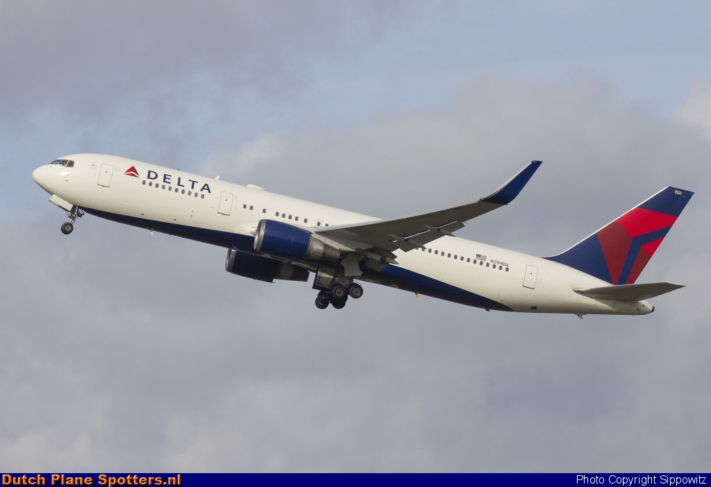 N394DL Boeing 767-300 Delta Airlines by Sippowitz