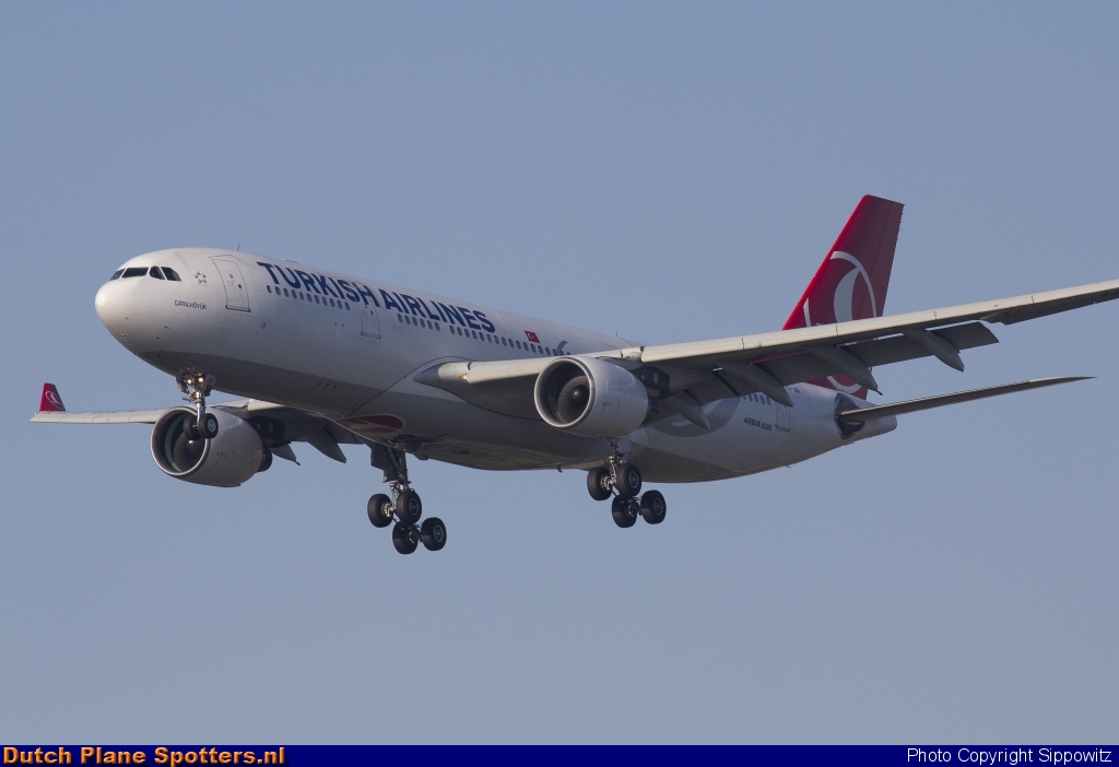 TC-JIR Airbus A330-300 Turkish Airlines by Sippowitz