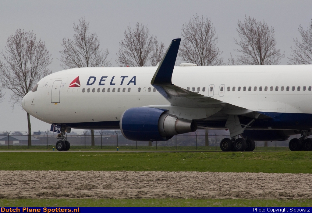 N1604R Boeing 767-300 Delta Airlines by Sippowitz