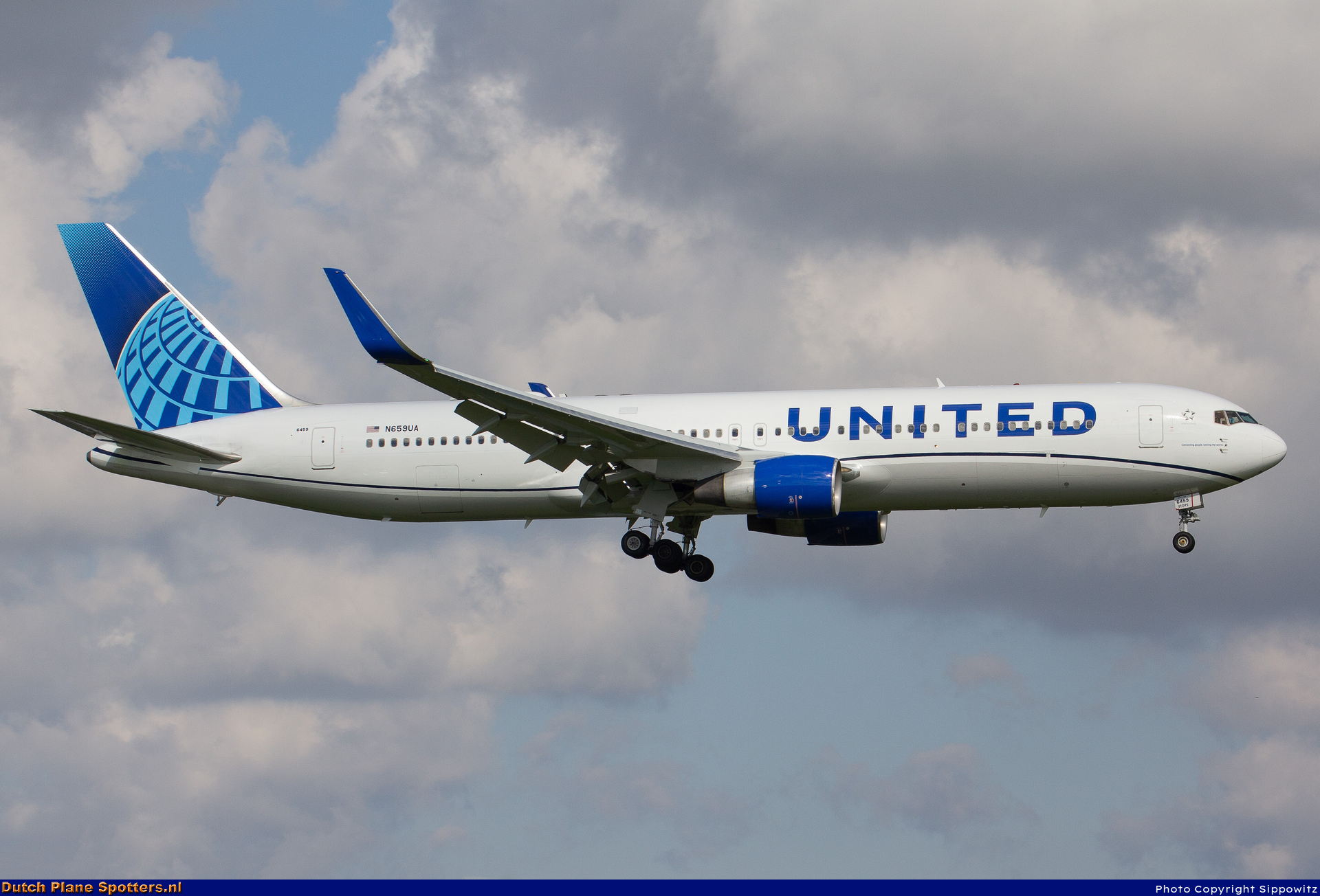 N659UA Boeing 767-300 United Airlines by Sippowitz