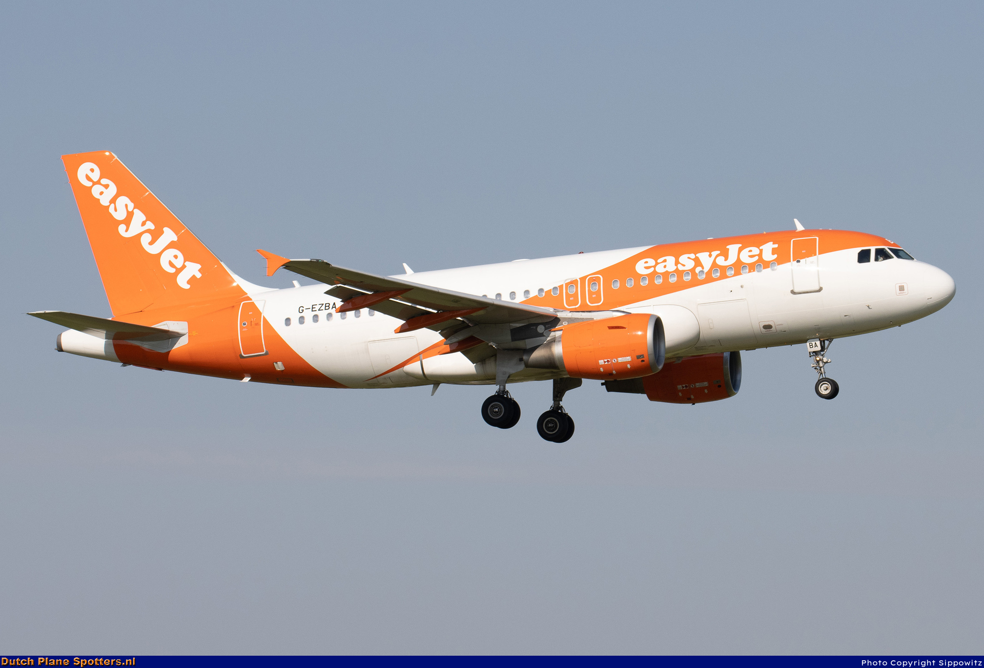 G-EZBA Airbus A319 easyJet by Sippowitz