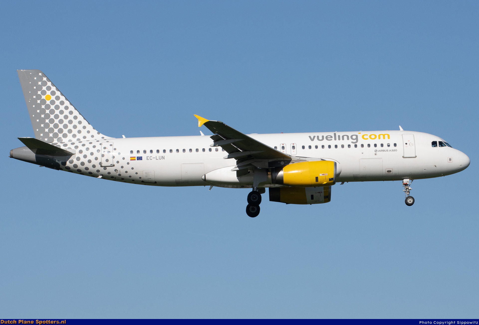 EC-LUN Airbus A320 Vueling.com by Sippowitz