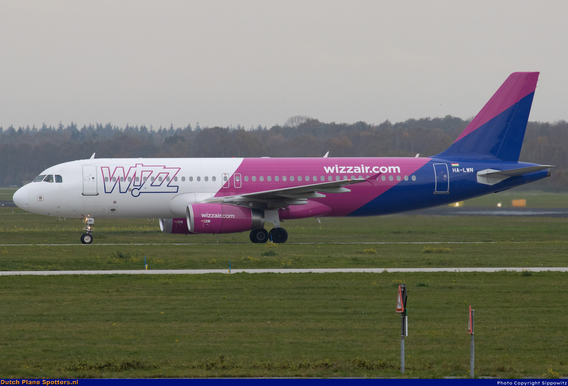 HA-LWN Airbus A320 Wizz Air by Sippowitz