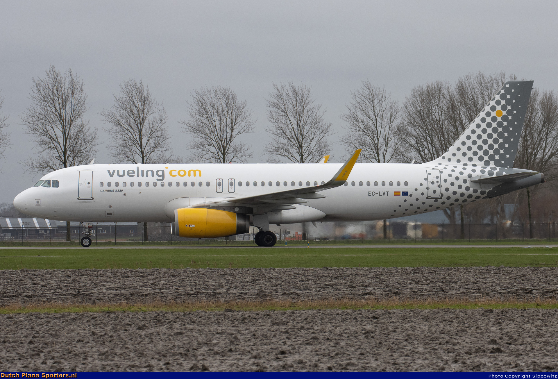 EC-LVT Airbus A320 Vueling.com by Sippowitz
