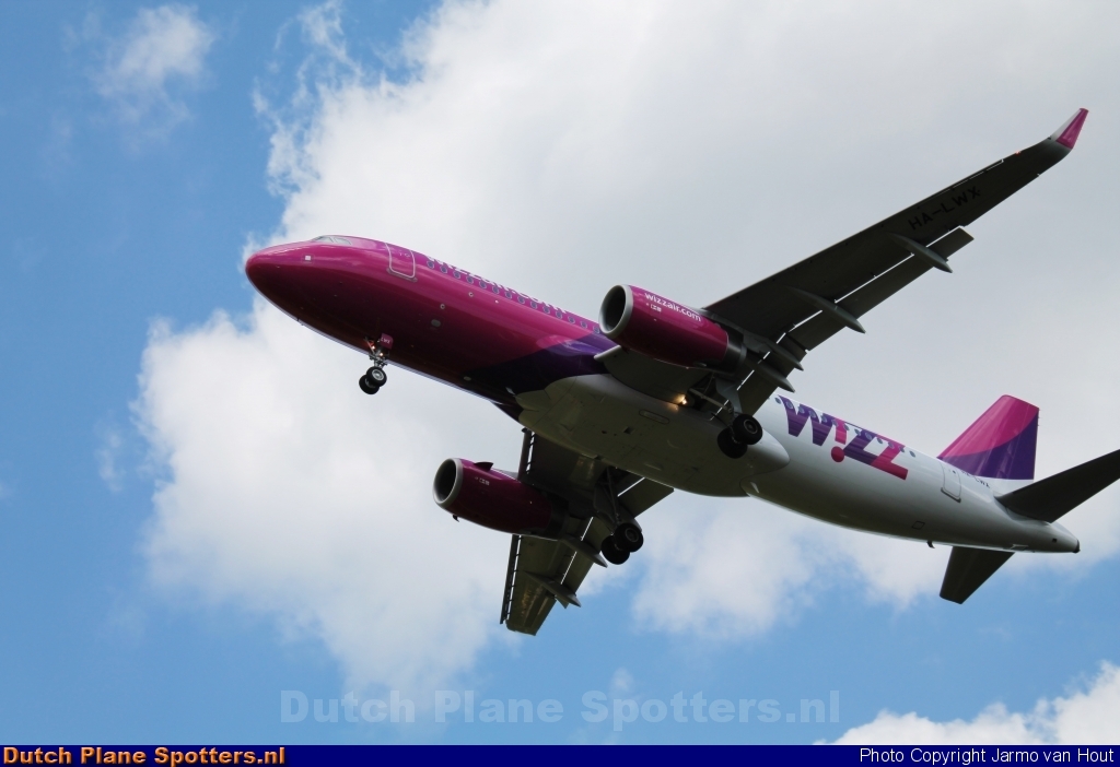 HA-LWX Airbus A320 Wizz Air by Jarmo van Hout