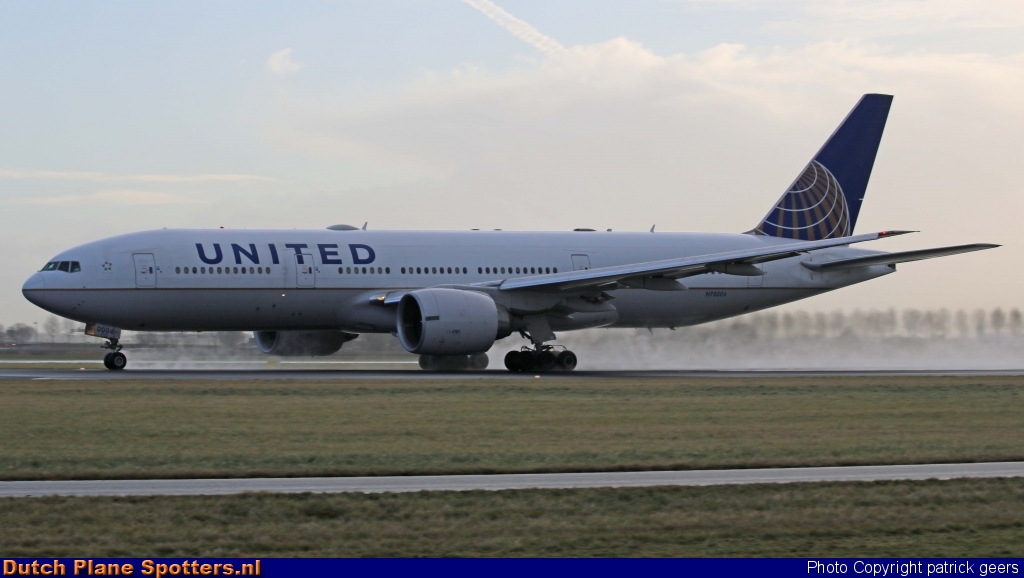 N78004 Boeing 777-200 United Airlines by patrick geers