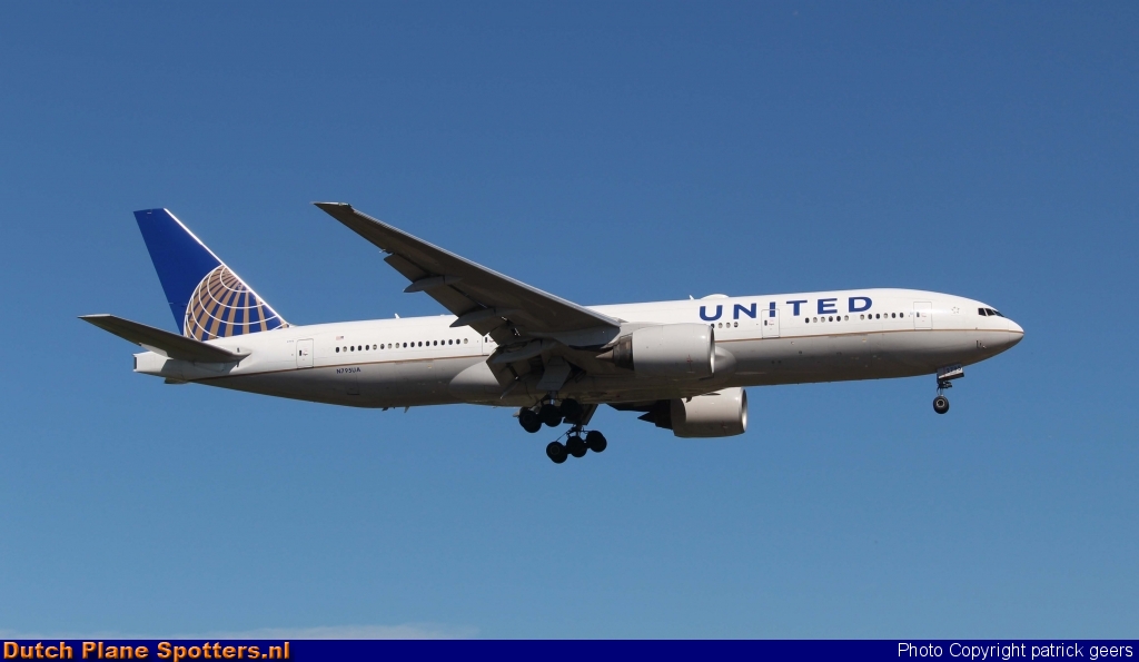 N795UA Boeing 777-200 United Airlines by patrick geers