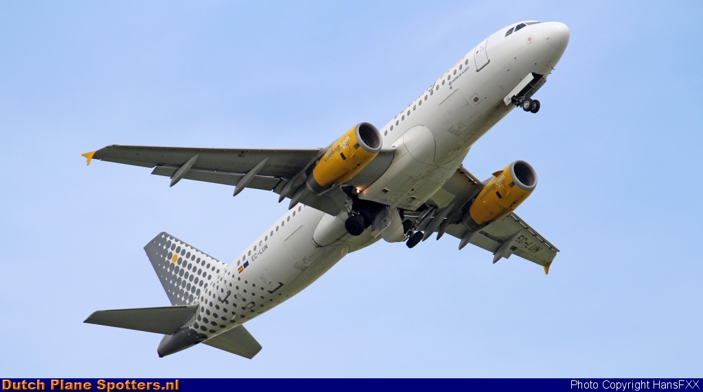 EC-LUN Airbus A320 Vueling.com by HansFXX