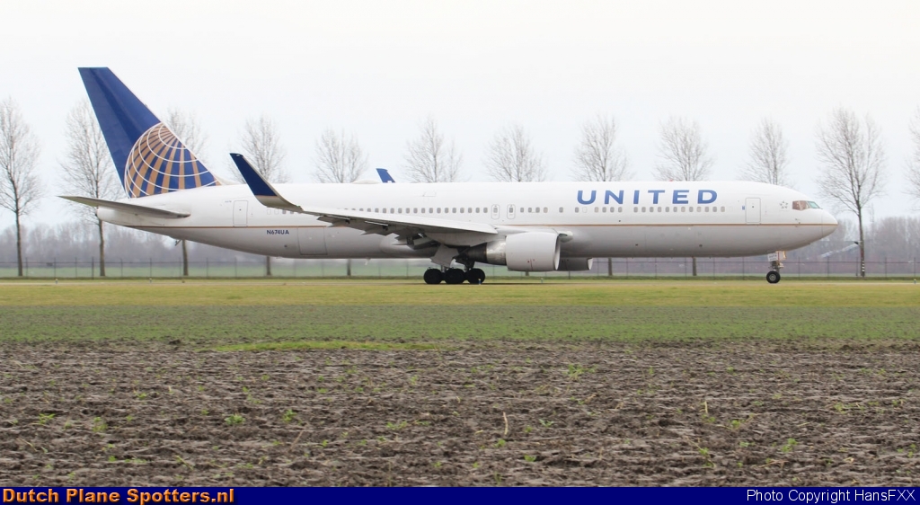 N674UA Boeing 767-300 United Airlines by HansFXX