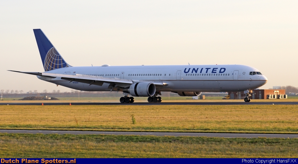 N76064 Boeing 767-400 United Airlines by HansFXX