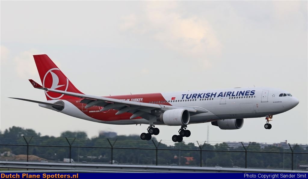 TC-JIZ Airbus A330-200 Turkish Airlines by Sander Smit
