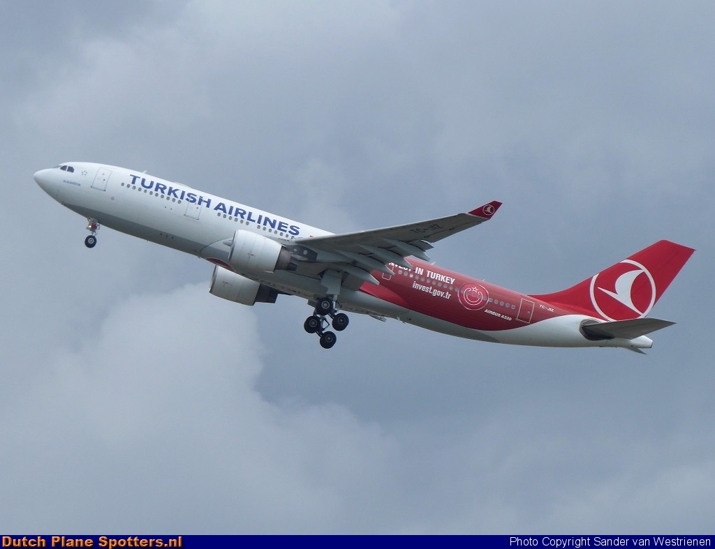 TC-JIZ Airbus A330-200 Turkish Airlines by Sander van Westrienen