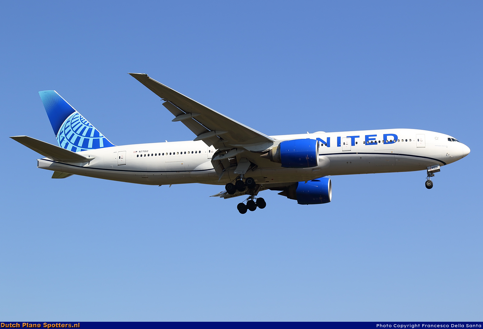 N77012 Boeing 777-200 United Airlines by Francesco Della Santa
