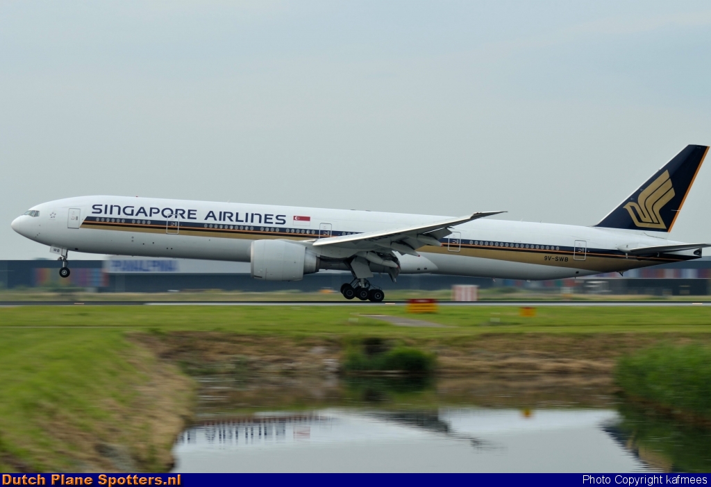9V-SWB Boeing 777-300 Singapore Airlines by Peter Veerman