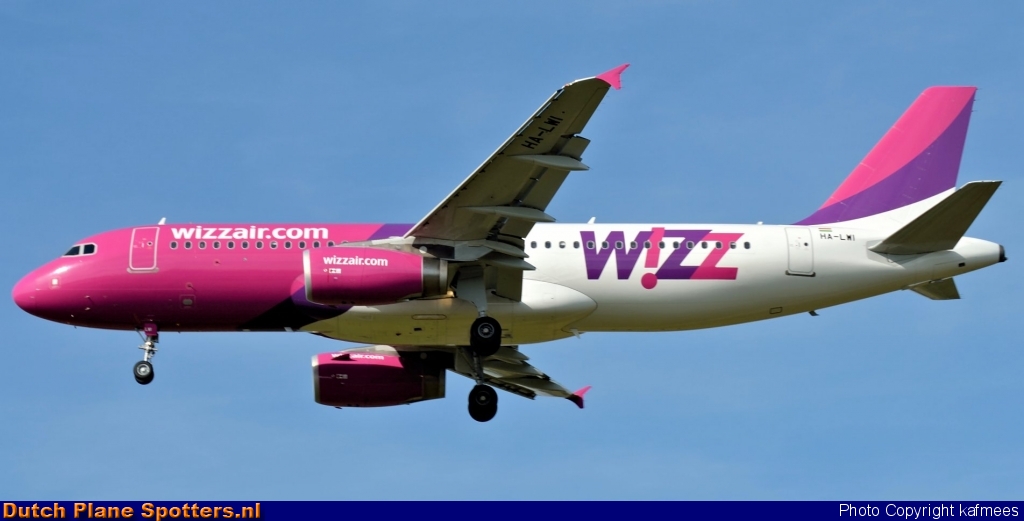 HA-LWI Airbus A320 Wizz Air by Peter Veerman