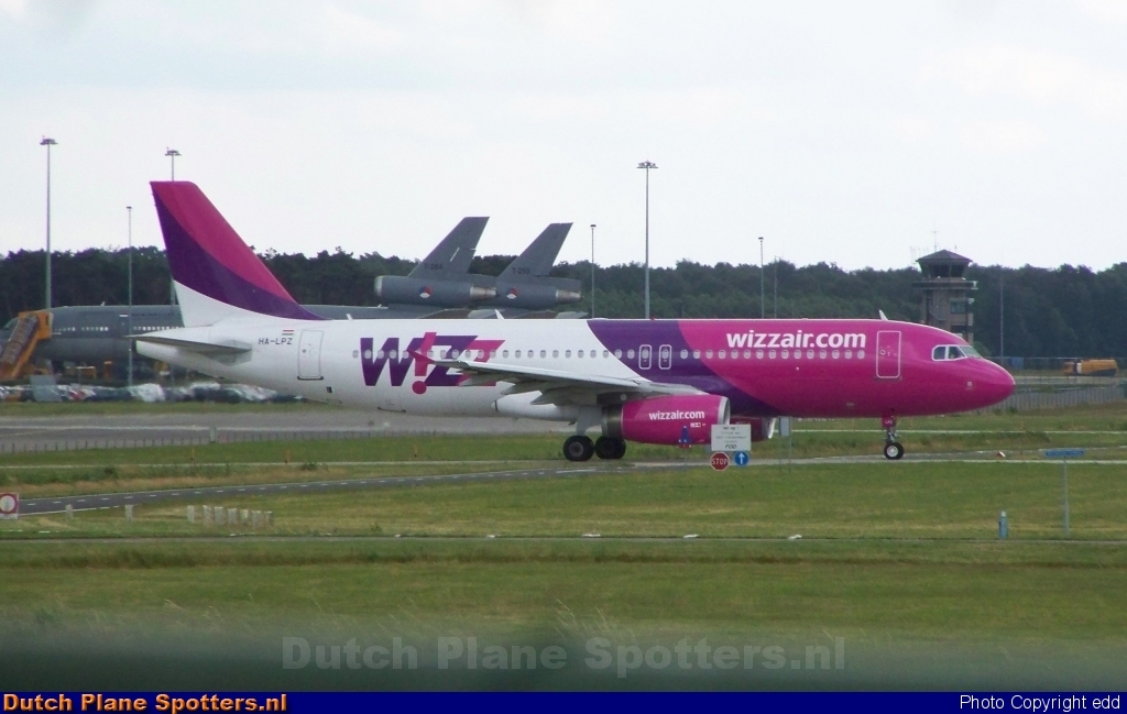 HA-LPZ Airbus A320 Wizz Air by edd
