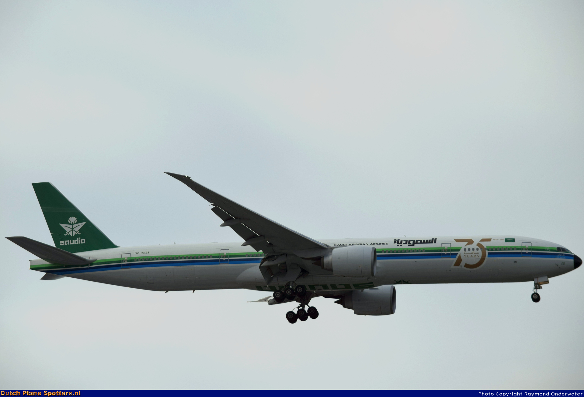 HZ-AK28 Boeing 777-300 Saudi Arabian Airlines by Raymond Onderwater