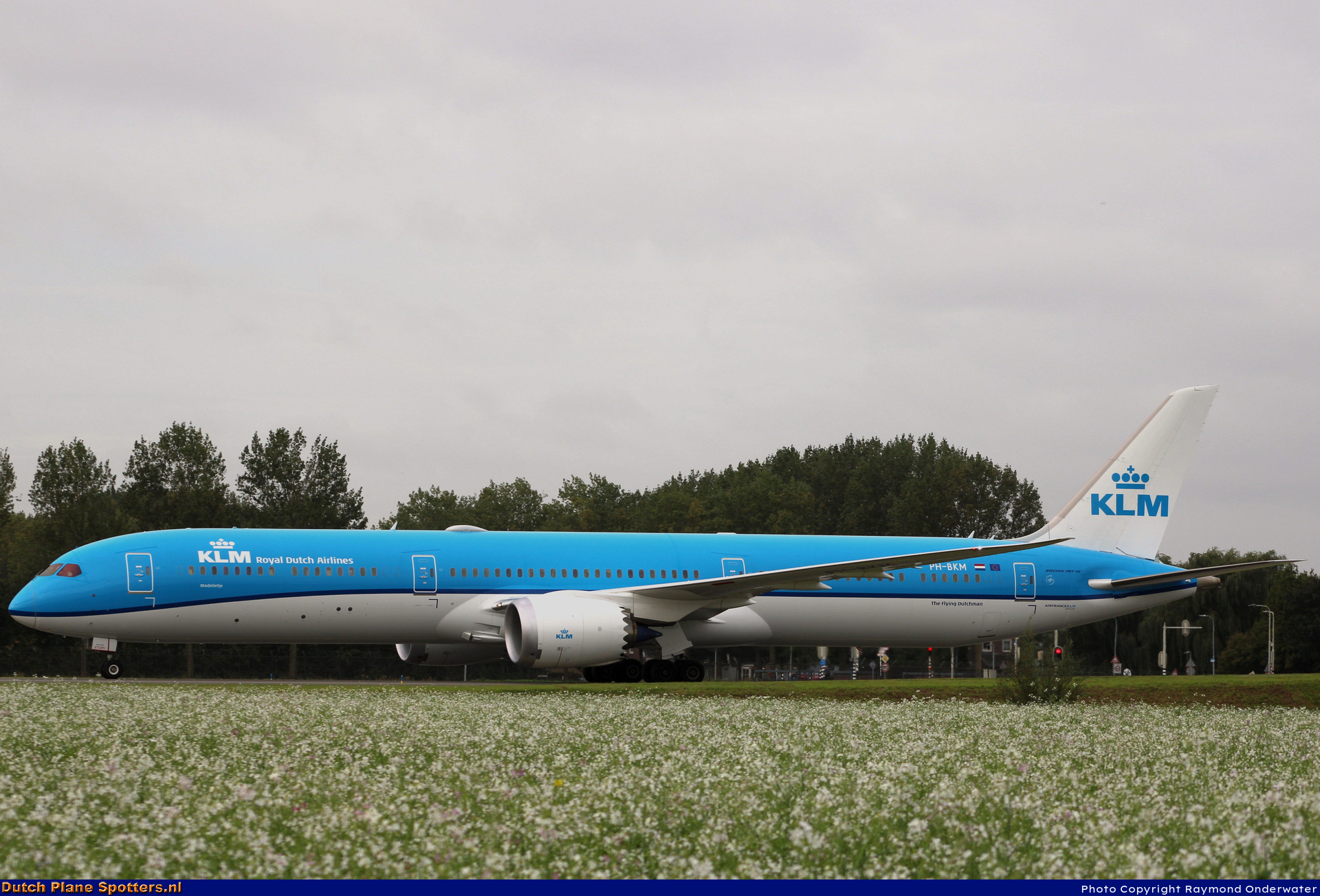 PH-BKM Boeing 787-10 Dreamliner KLM Royal Dutch Airlines by Raymond Onderwater