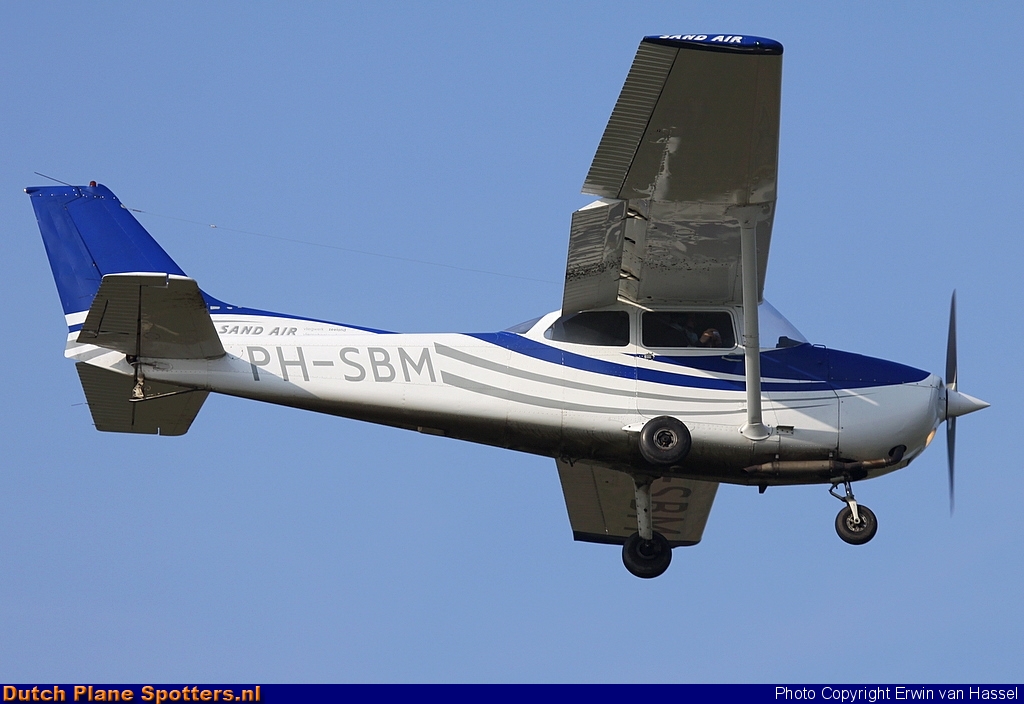 PH-SBM Cessna 172 Skyhawk Sand Air by Erwin van Hassel